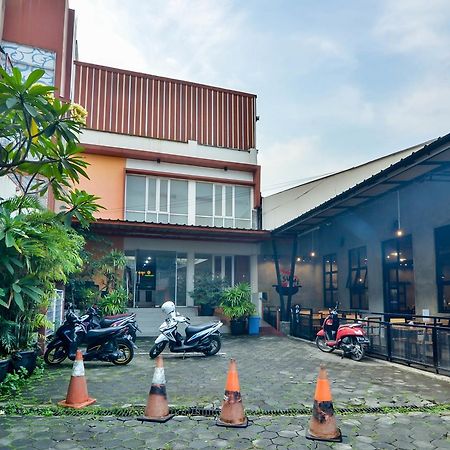 Image Hotel And Resto Бандунг Екстериор снимка