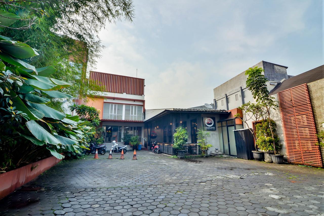 Image Hotel And Resto Бандунг Екстериор снимка