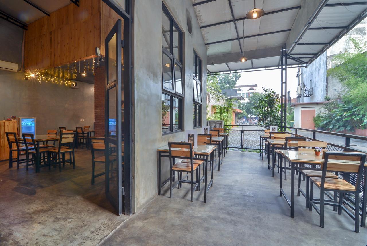 Image Hotel And Resto Бандунг Екстериор снимка