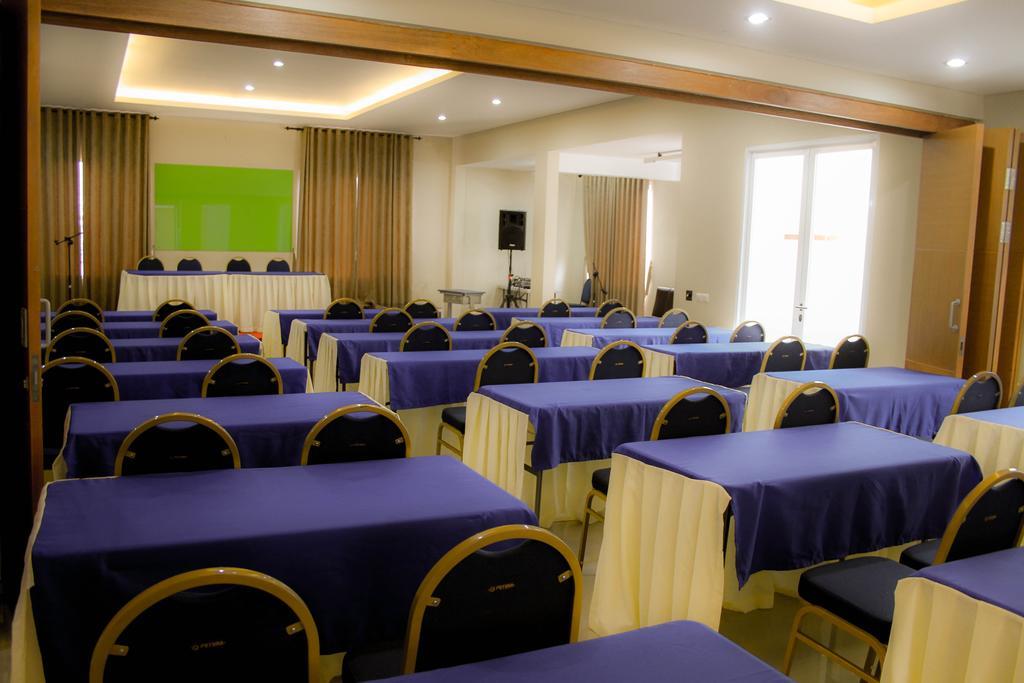 Image Hotel And Resto Бандунг Екстериор снимка